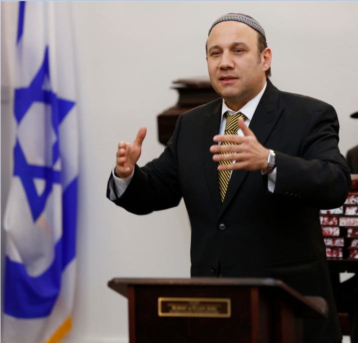 Moshe Tessone teaching