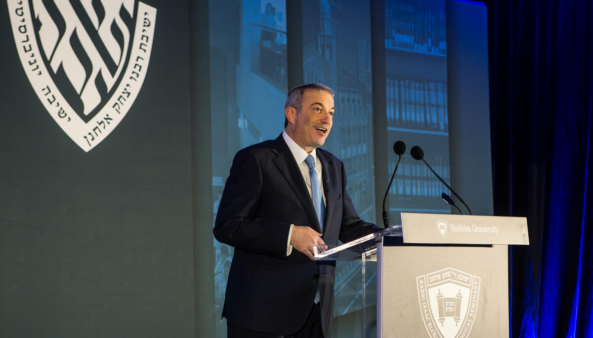 Rabbi Dr. Ari Berman speaks to Yeshiva Dinner attendees.