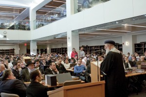 Rabbi Amar speaks to RIETS students in Glueck Beit Midrash