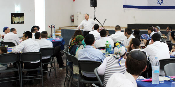 Rabbi Josh Fass addresses an audience about Nefesh B’Nefesh.