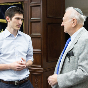 Yosef Sklar, SHEM co-president, speaks with Norbert Strauss.