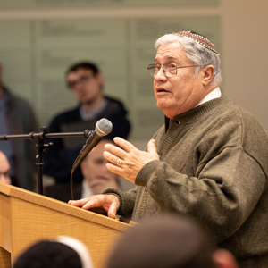 Harvey Sober speaks at Rabbi Fulda memorial service on Nov. 12.