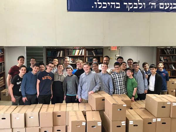 Packing food for Tomchei Shabbos