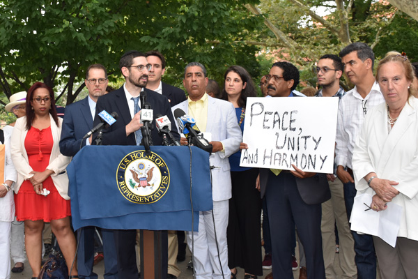 Rabbi Yosef Kalinsky speaking at vigil.