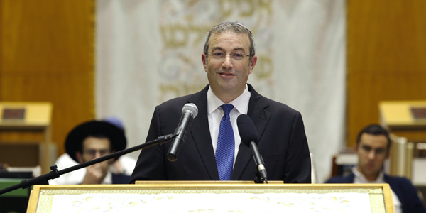 Dr. Berman speaking in the beit midrash